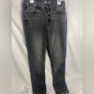 Black jeans, button up.